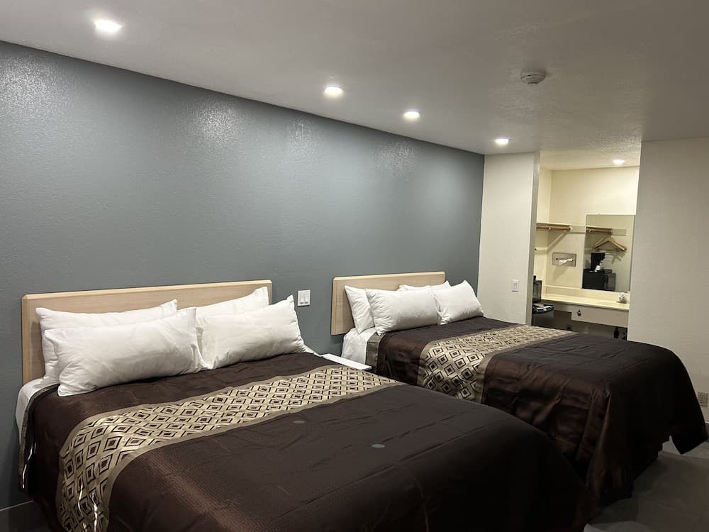 California Inn & Suites Adelanto US 395