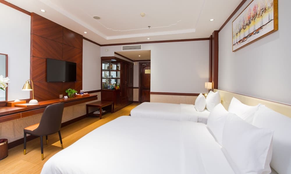 Van Phat Riverside Hotel