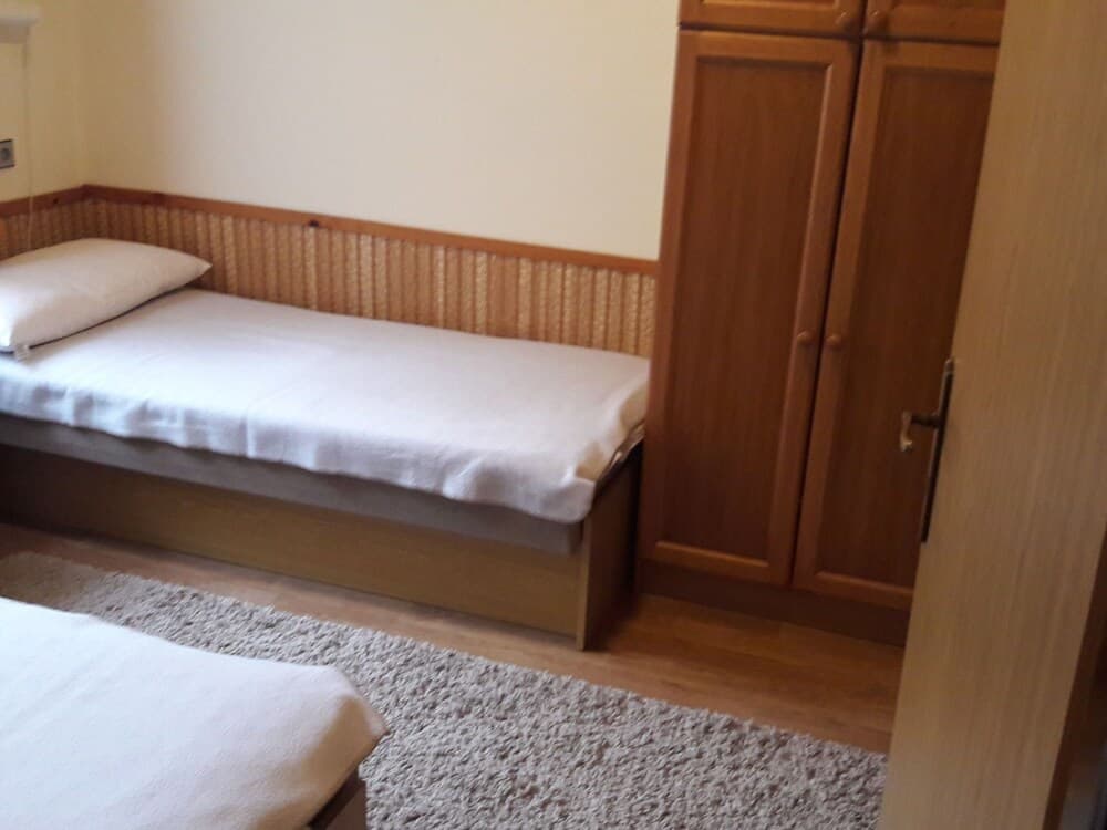 Baracka Om Enie in Om Enie