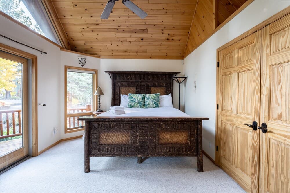 30 - Lakeside Serenity 4 Bedroom Home by Redawning