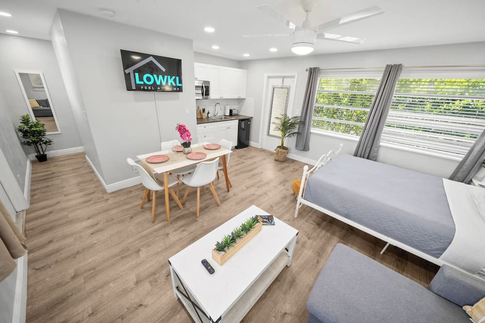 Bayview Regency Apartments By Lowkl