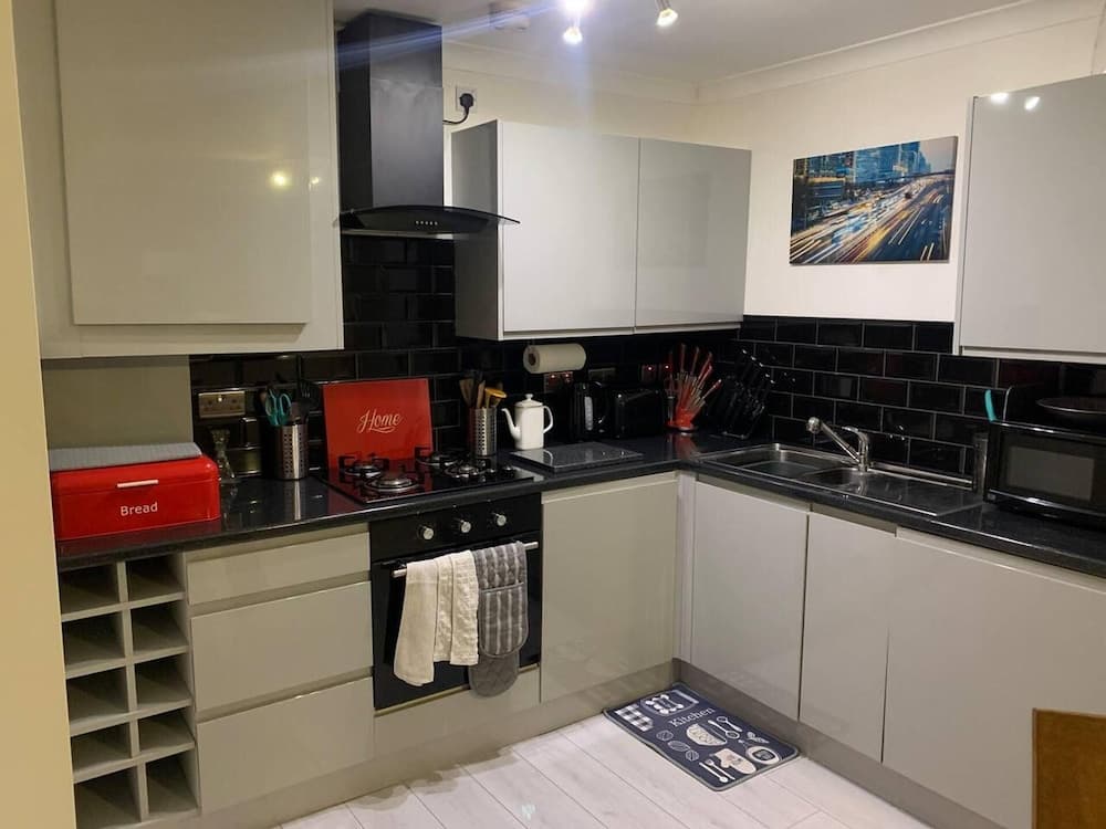 Lovely 2-bed Apartment in Wallasey, Sleeps 4