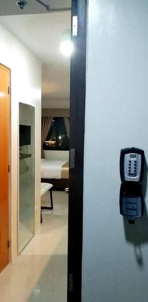 Stunning Studio Type - 1641 - 16th Flr Persimmon