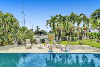 Casa Lago Waterfront Home & Pool Near Hard Rock Casino