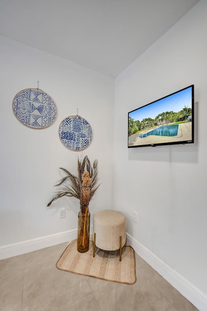 Casa Lago Waterfront Home & Pool Near Hard Rock Casino