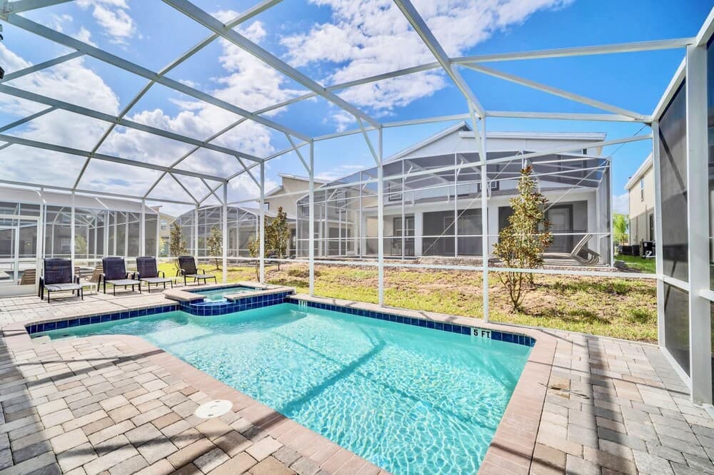 9BR Family Home With Pool Hot tub and BBQ