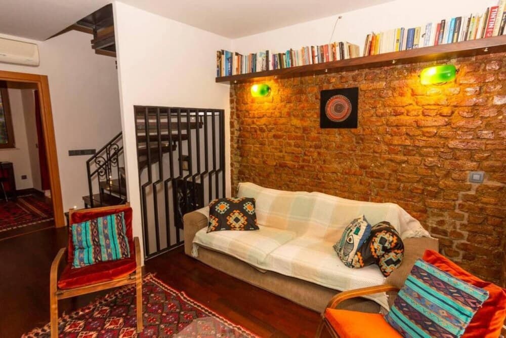 Stylish Home With a Book Collection Near Taksim