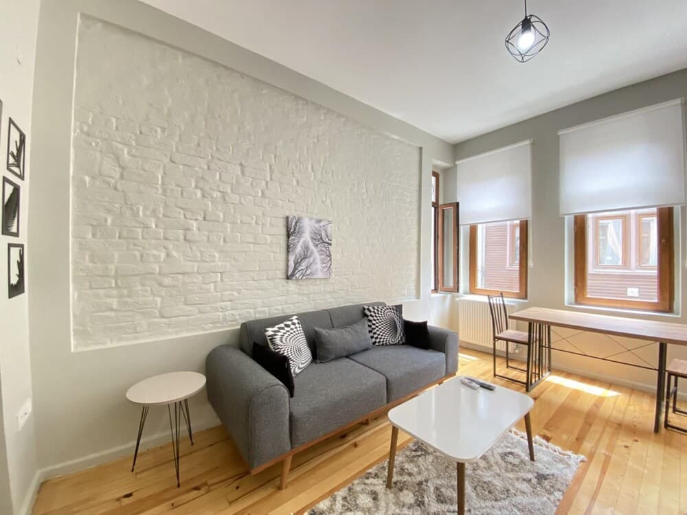 Flat With Balcony Near Flower Passage in Beyoglu