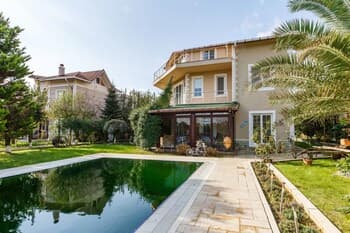 Charming Villa With Pool and Garden in Gebze