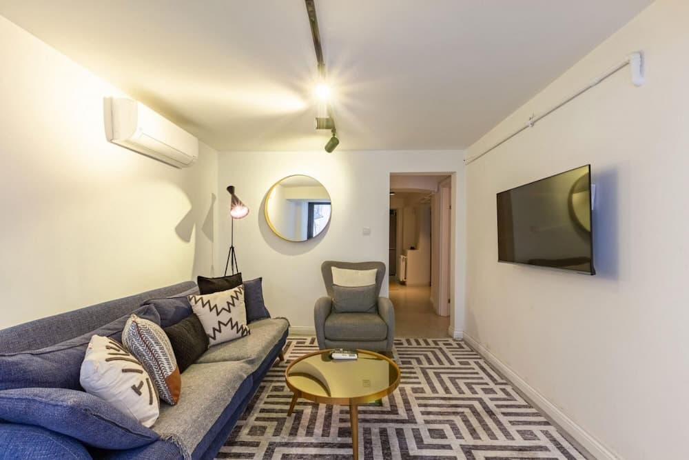 Flat 5 Min to Taksim With Backyard in Cihangir