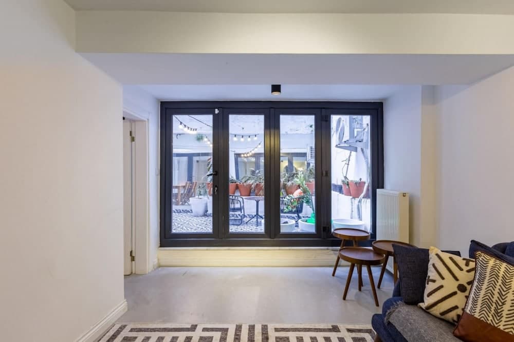 Flat 5 Min to Taksim With Backyard in Cihangir