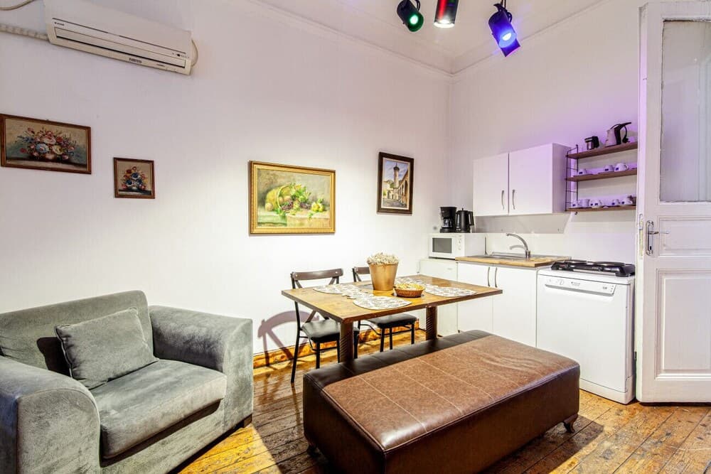 Lovely and Central Flat With Balcony in Cihangir