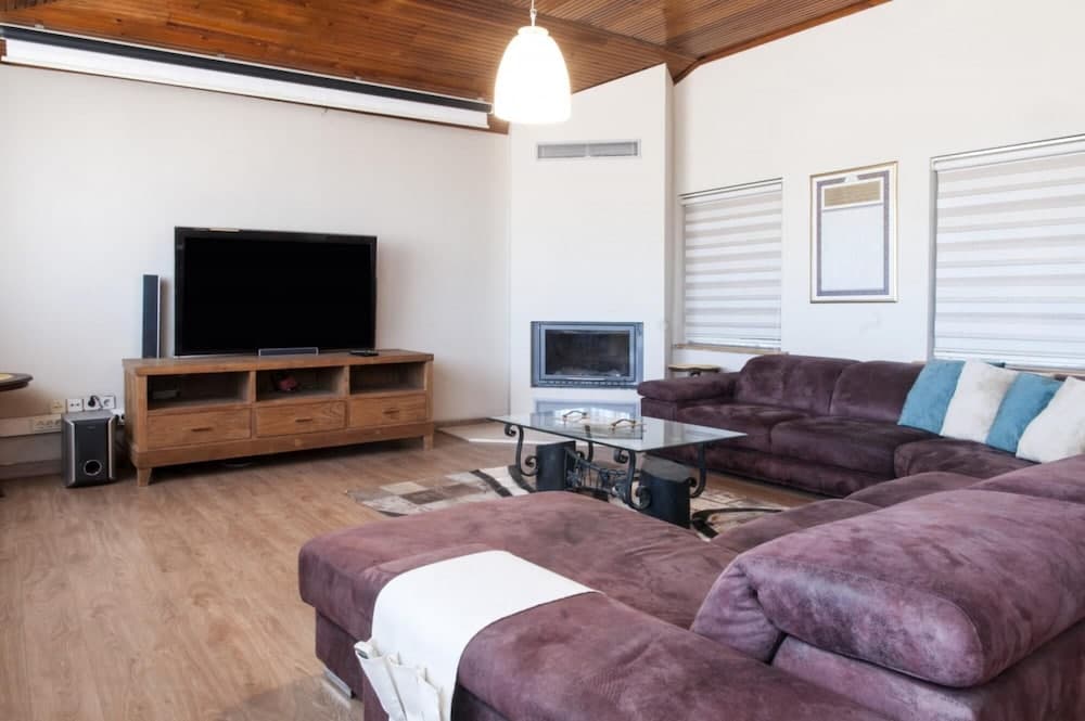 Central Flat With City View and Terrace in Sisli