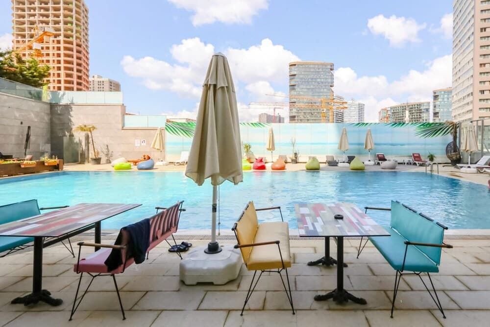 Business-friendly Res With Pool in Fikirtepe