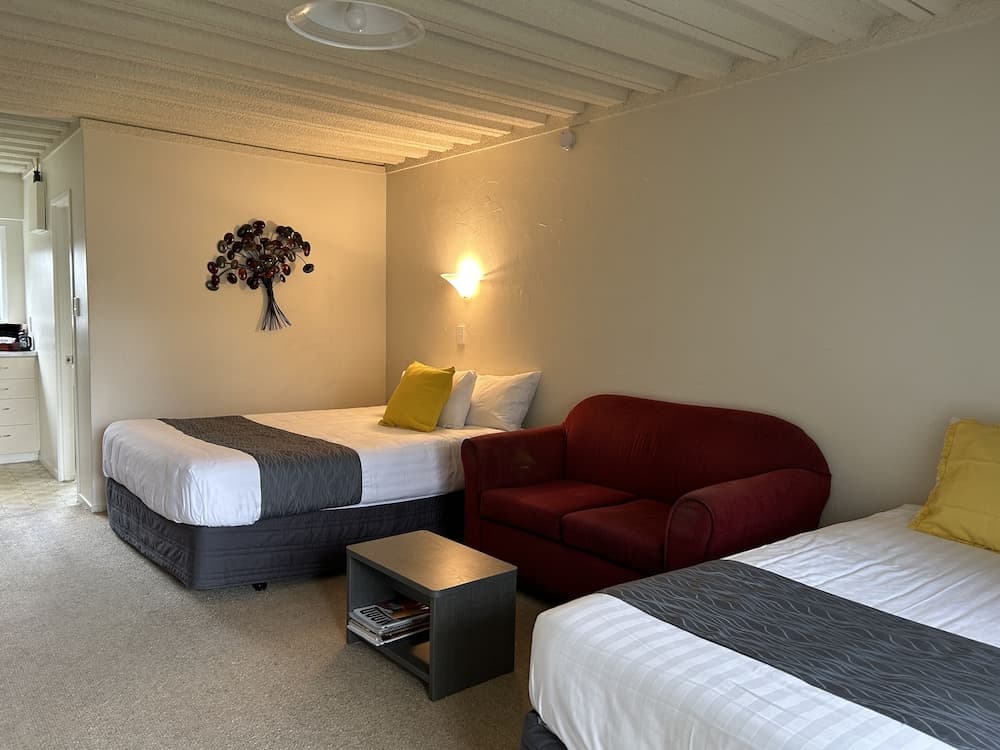 Parkside Motel and Apartments