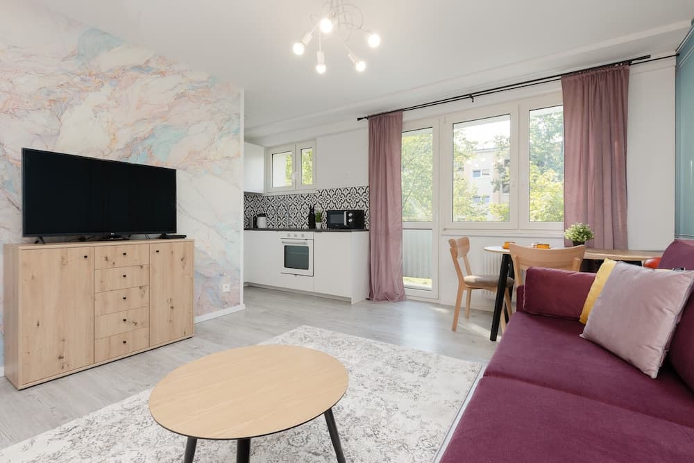 Warsaw Apartment Elekcyjna by Renters