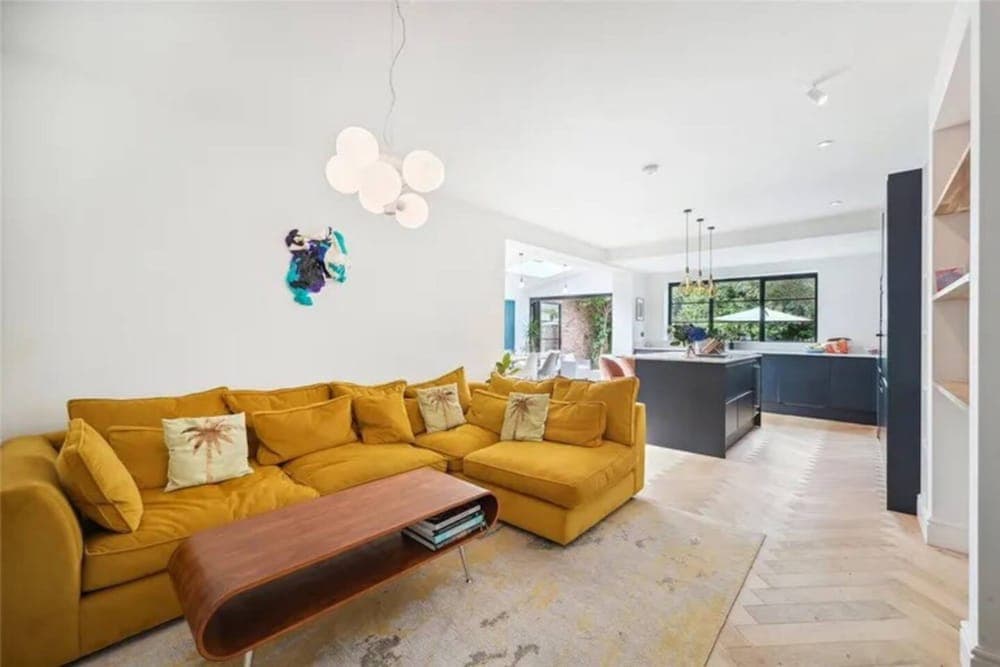 Stylish and Spacious 3 Bedroom Garden Flat in Fulham