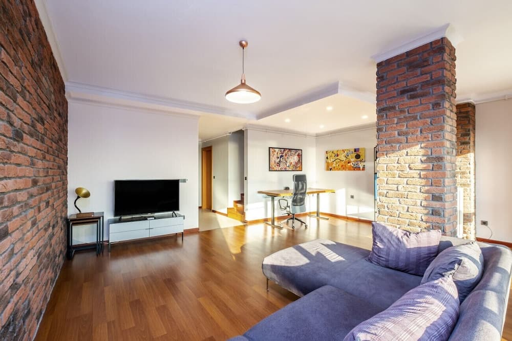 Sleek Flat Near Public Transportation in Maltepe