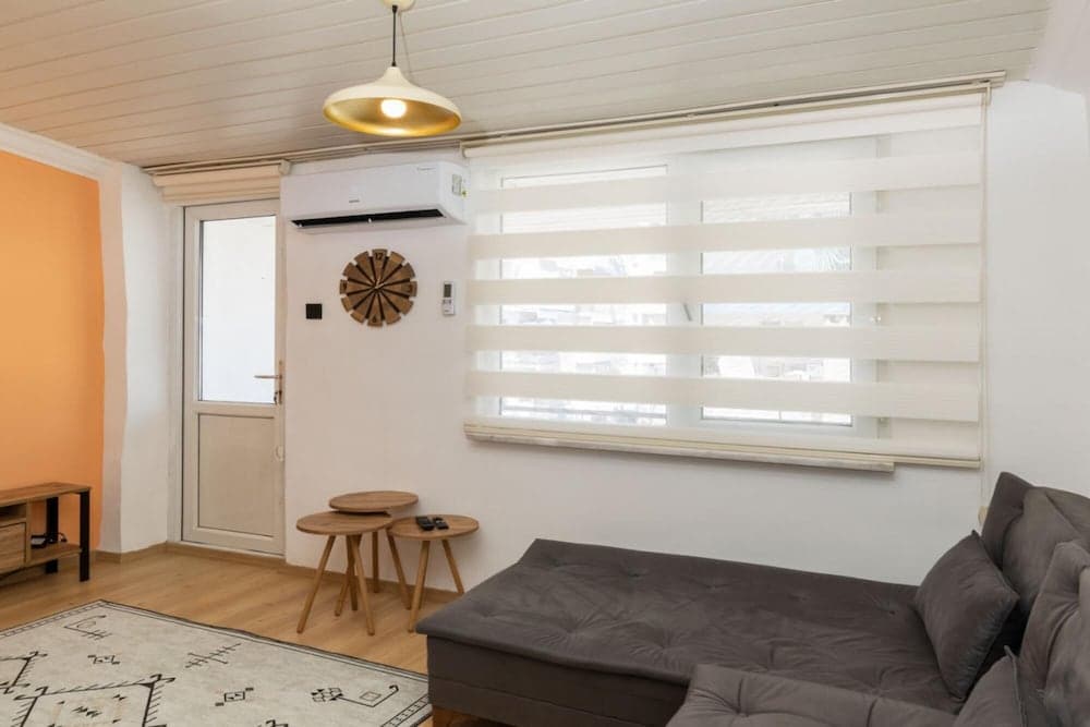 Central Flat With Balcony and Terrace in Muratpasa