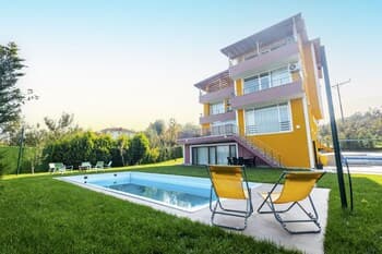 Villa With Private Pool and Garden in Kartepe
