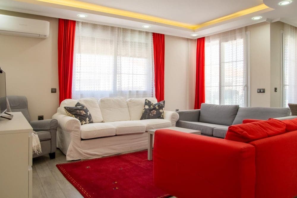Vibrant and Central Flat Near Sea in Cesme