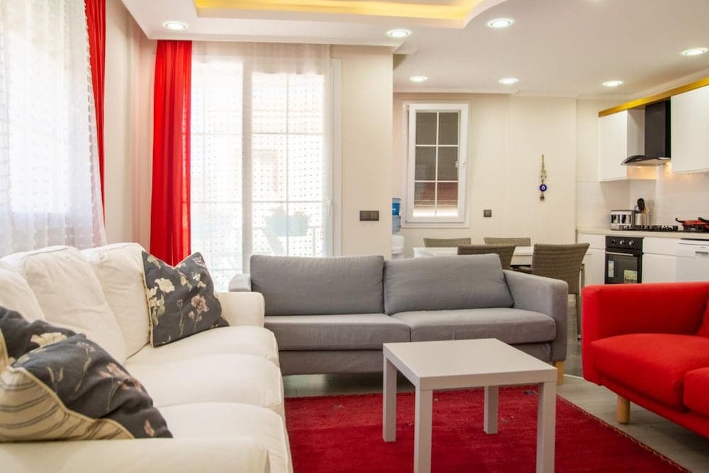 Vibrant and Central Flat Near Sea in Cesme