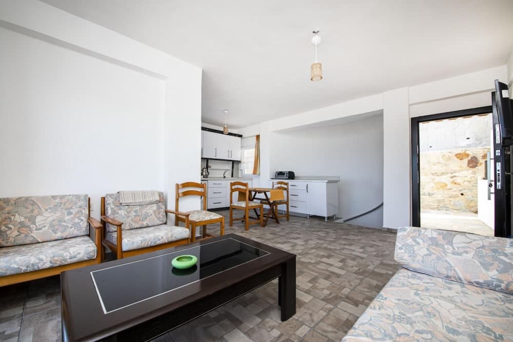 Peaceful House With Private Beach in Gumusluk