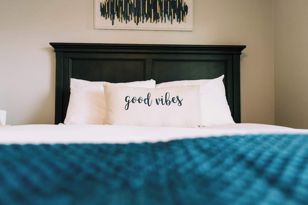 3BR Sleeps 8 Pool Putting Green BQQ Large Island!