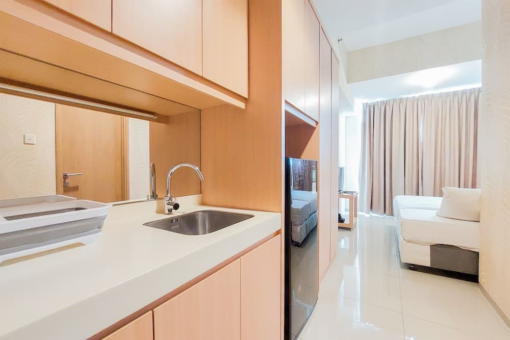 Nice And Modern Studio At Tree Park City Cikokol Apartment