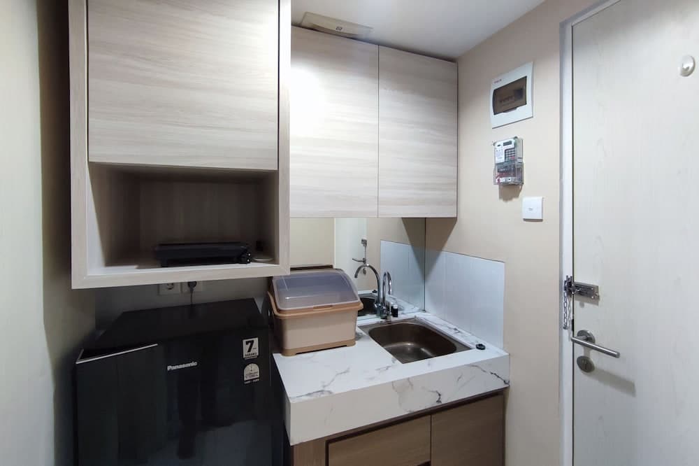 Comfortable And Modern 1Br Without Living Room At Amartha View Apartment