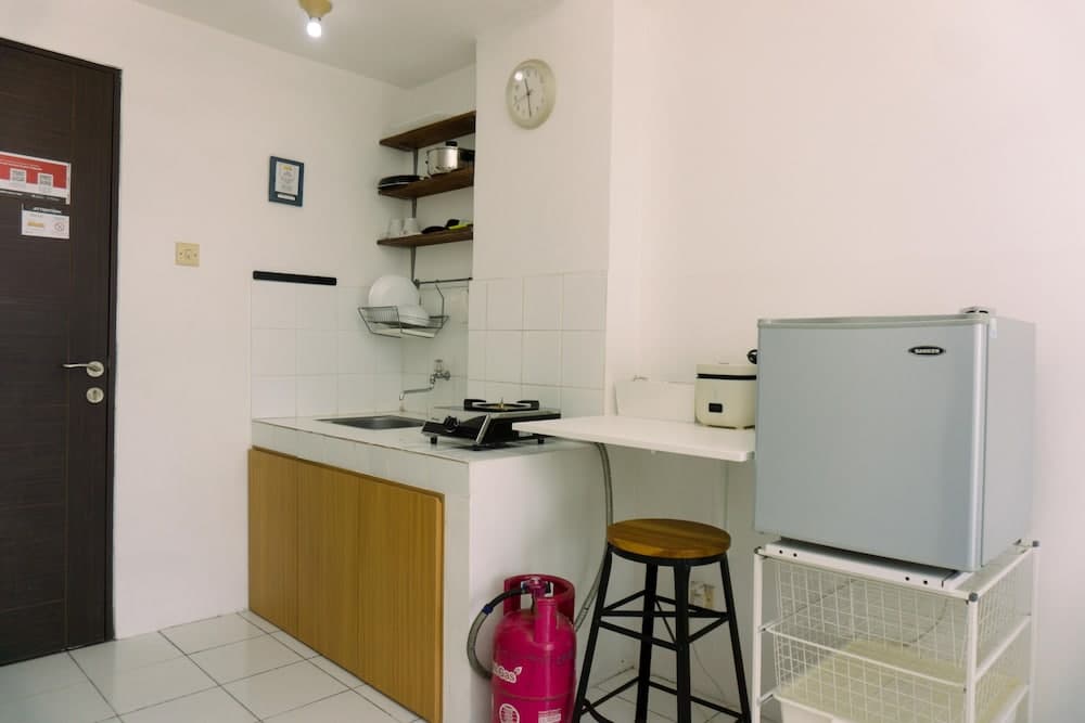 Homey And Cozy 1Br At Sky View Apartment