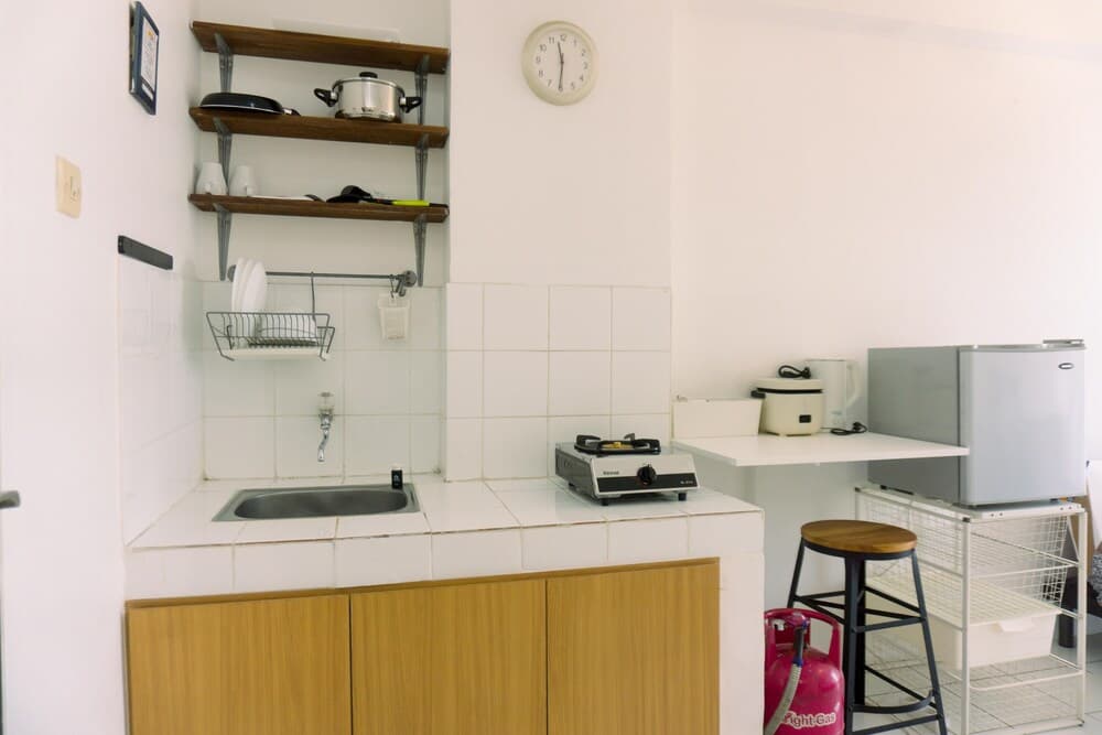 Homey And Cozy 1Br At Sky View Apartment