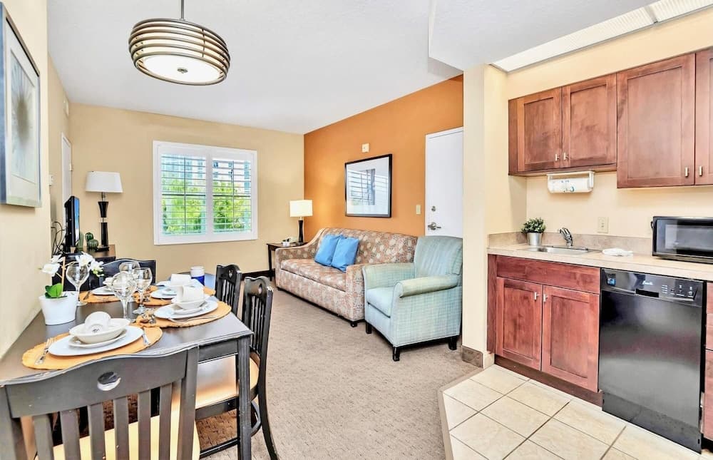 1BR King Bed w Pool Hot Tub - Near Disney