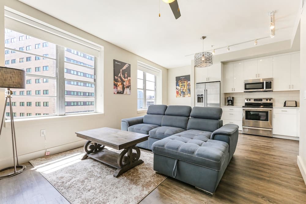 Exquisite Condo a Short Walk to F.Q.