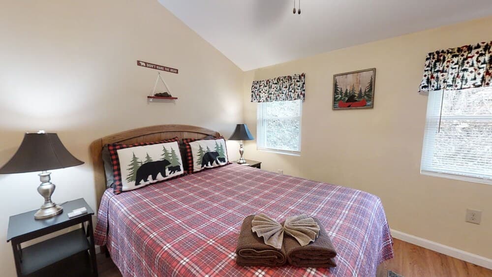 Holler's End 3 Bedroom Cabin by Redawning