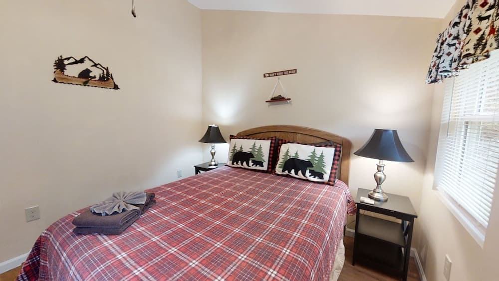 Holler's End 3 Bedroom Cabin by Redawning