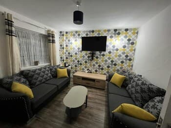 Impeccable 2-bed House Near City Centre