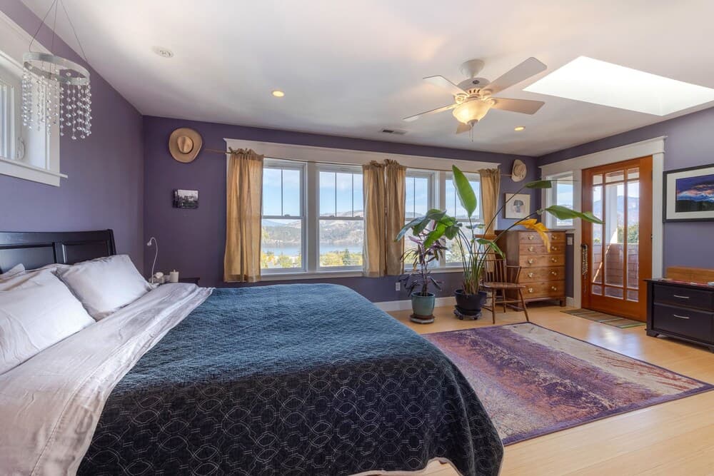 Deja Vu 30 Day Minimum 3 Bedroom Home by Redawning