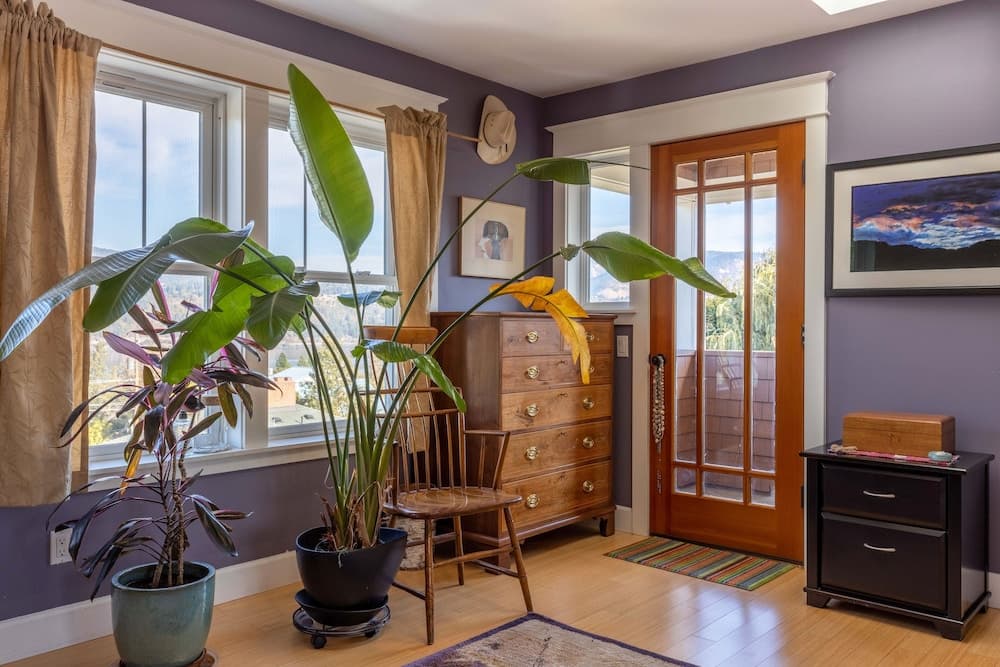 Deja Vu 30 Day Minimum 3 Bedroom Home by Redawning