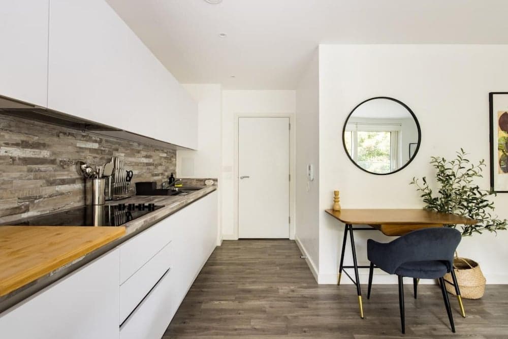 The London Retreat - Alluring 2bdr Flat With Balcony