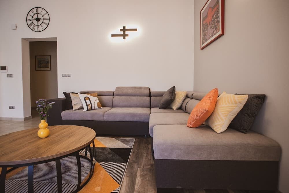 A2 - Luxury apt w Terrace, Gym, Jacuzzi & Sauna