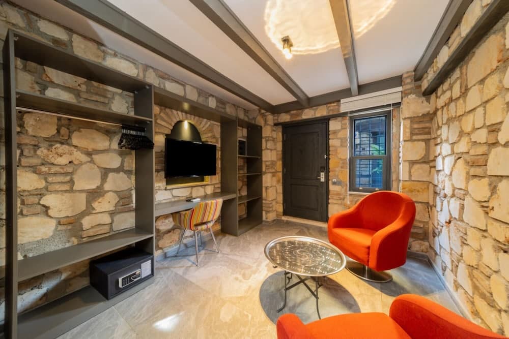 Amazing Hotel Room Near Hadrian s Gate