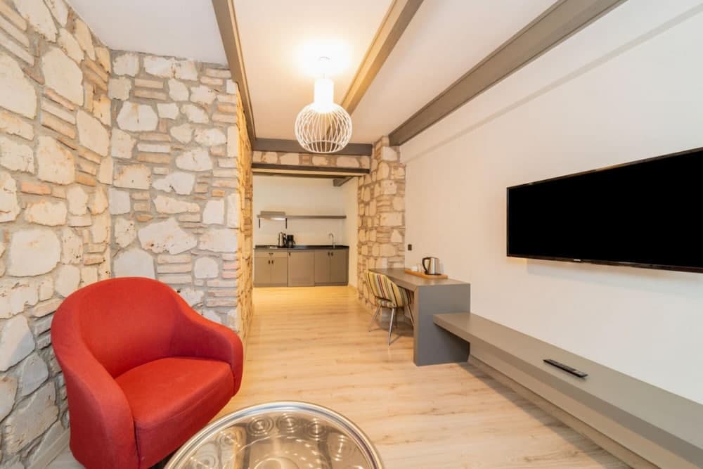 Peaceful Hotel Room Near Hadrian s Gate