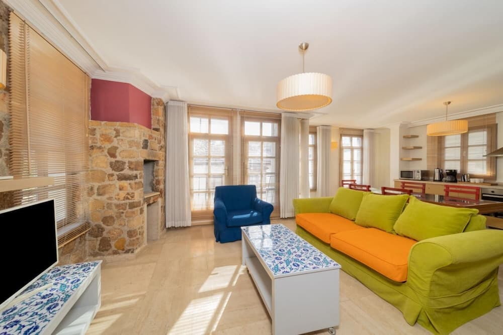 Glamorous Hotel Room Near Hadrian s Gate