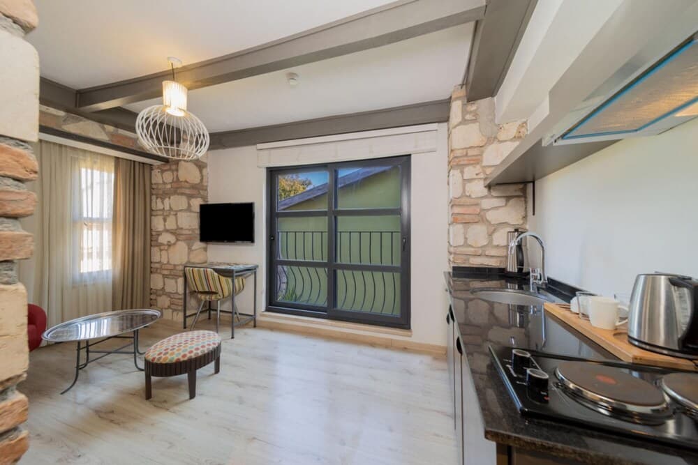 Lovely Studio Hotel Room Near Hadrian s Gate