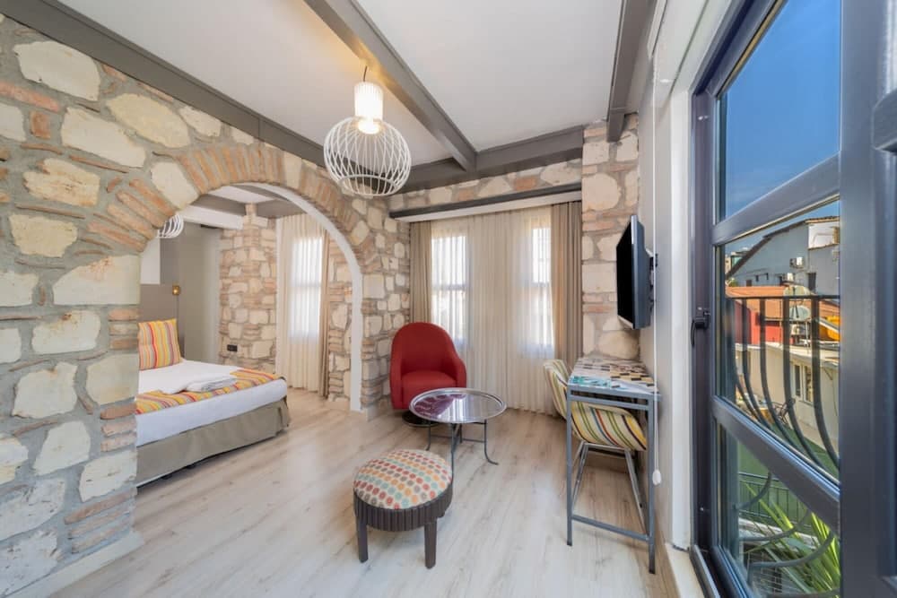 Lovely Studio Hotel Room Near Hadrian s Gate