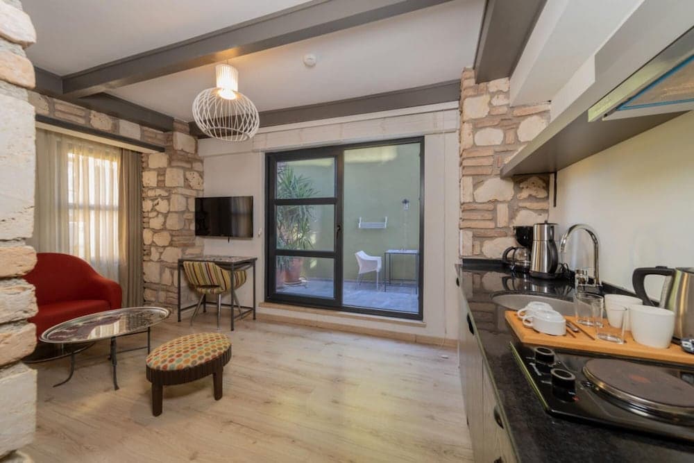 Cozy Studio Hotel Room Near Hadrian s Gate