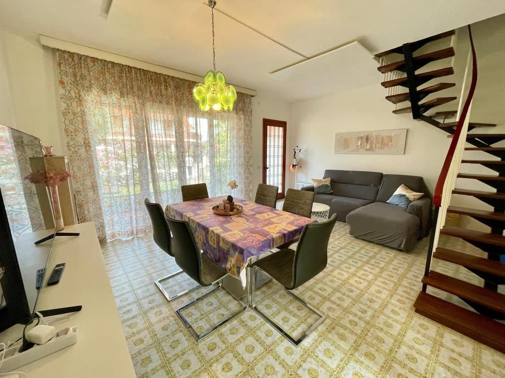 Gorgeous Villa for 8 With Shared Pool