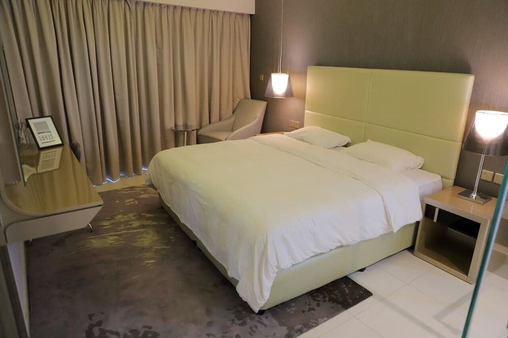 Fully Furnished 3 Bedroom in Paramount Prime Location Spacious Layout