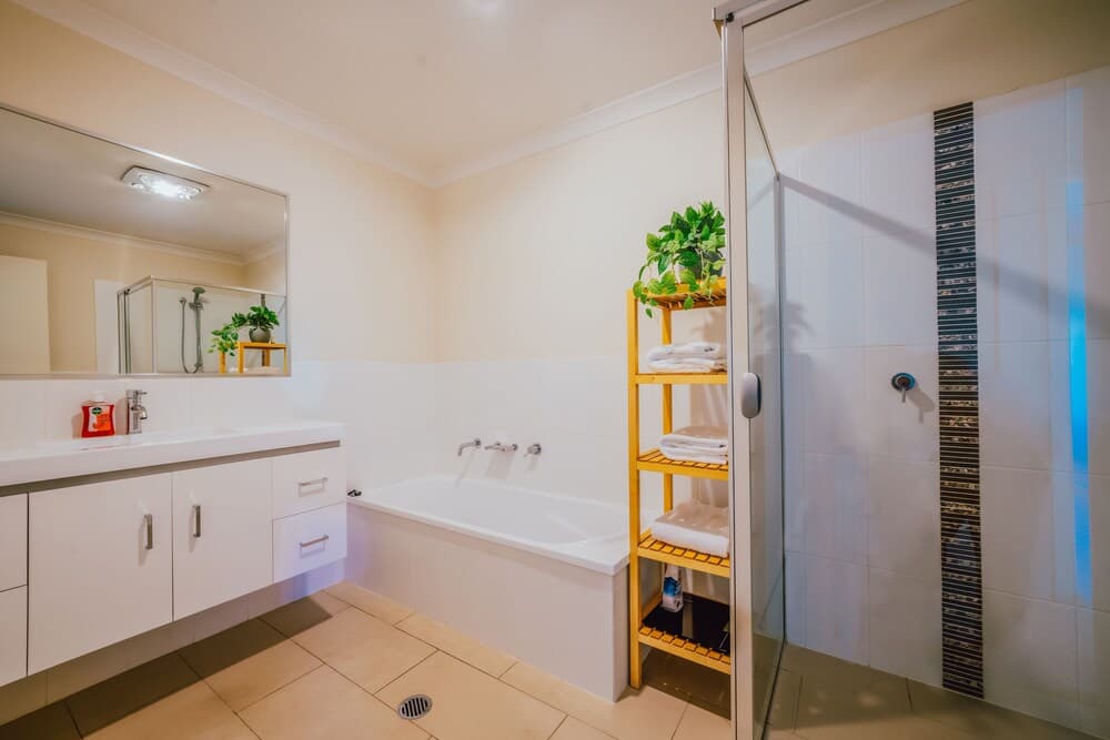 Cheerful 3-bedroom home free parking